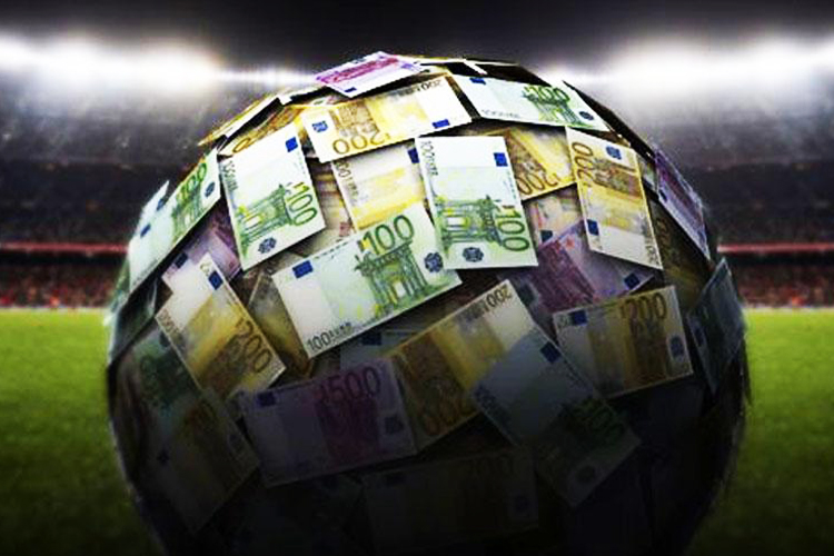 Un pallone da calcio ricoperto di banconote in euro, su uno sfondo di stadio